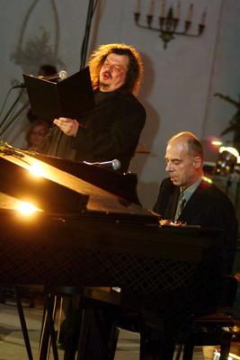 Niks Matvejevs (no kreisās) un Mārtiņš Brauns pasākumā Autoru nakts. Rīga, 24.03.2006.