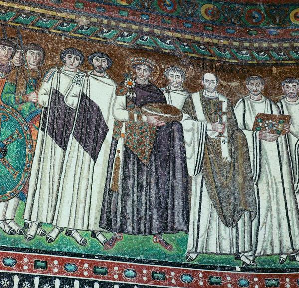Imperators Justiniāns un viņa galms. Mozaīka Ravennas Sanvitāles baznīcā (Basilica di San Vitale). Itālija, 6. gs.