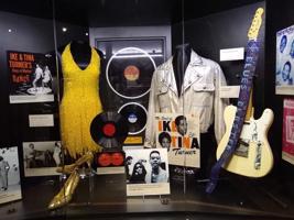 Aikam un Tīnai Tērneriem veltīta ekspozīcija Stax amerikāņu soulmūzikas muzejā Memfisā. ASV, 2018. gads.