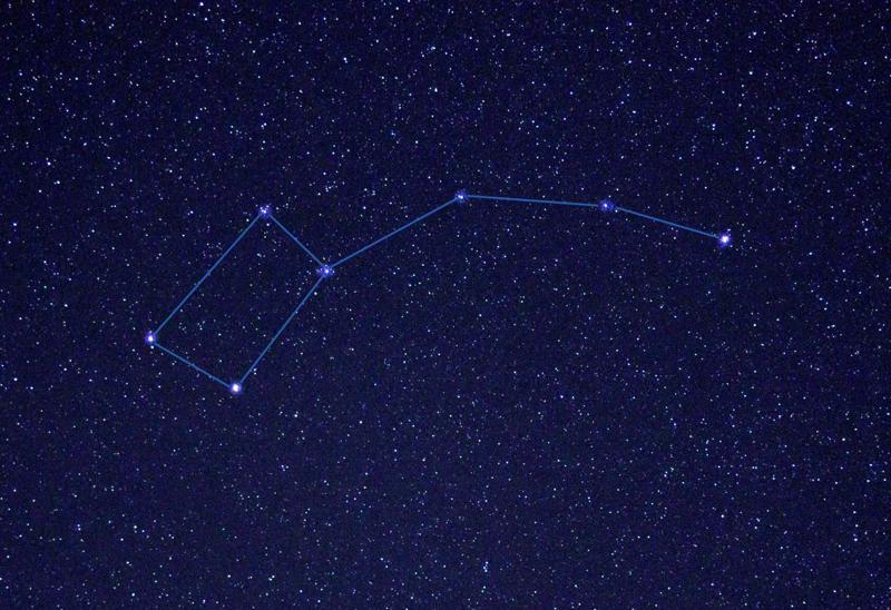 Debess apgabals ar Mazo Lāci. Ar līnijām parādīta zvaigznāja raksturīgā figūra. 25.10.2020.