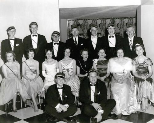 Studentu korporācijas "Lettonia" Vašingtonas kopas dāmu vakara dalībnieki – korporācijas biedri ar dāmām Mayflower viesnīcā. Vašingtona, Kolumbijas distrikts, ASV. 20. gs. 60. gadi.