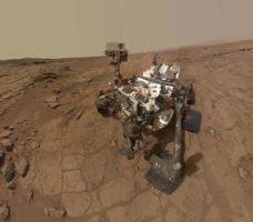 Tiek pētīta arī planētu virsma. Marsa visurgājēja Curiosity foto pašportrets. 03.02.2015.