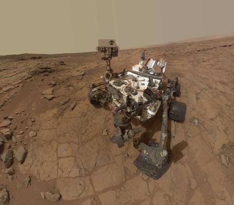 Tiek pētīta arī planētu virsma. Marsa visurgājēja Curiosity foto pašportrets. 03.02.2015.