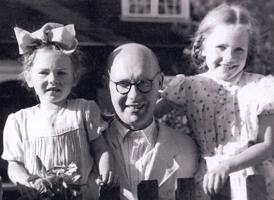 Konstantīns Čakste ar meitām Katrīnu un Annu. Jūrmala, 1943. gads.