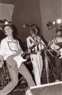 Rokgrupas "Krasts" uzstāšanās, 1986. gads. No kreisās: Aivars Ižiks, Oskars Sopss, Edgars Priedītis.