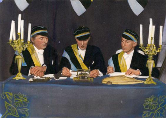 Studentu korporācijas "Fraternitas Rossica" prezidijs. No kreisās: Boriss Djakonovs, Nikolajs Pļuhanovs, Boriss Osekins. 1935.–1936. gads.