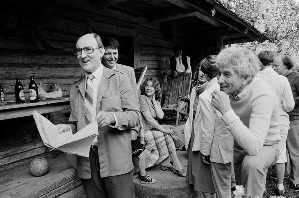 Imants Ziedonis kopā ar režisoru Pēteri Pētersonu Imantos. Murjāņi, 07.1985.