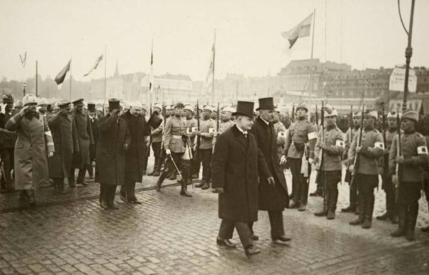 Kārlo Juho Stolbergs sagaida Igaunijas prezidentu Konstantīnu Petsu valsts vizītē Somijā. Helsinki, 05.1922.