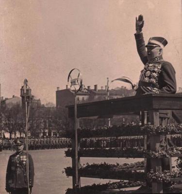 Latvijas armijas komandieris ģenerālis Krišjānis Berķis uzstājas ar runu svinīgā pasākumā Esplanādē, Rīgā. 20. gs. 30. gadu otrā puse.