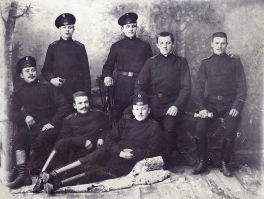 Krievijas Impērijas armijas kareivju grupa. Pirmajā rindā no kreisās trešais kareivis Pēteris Lasis. 1904. gads.