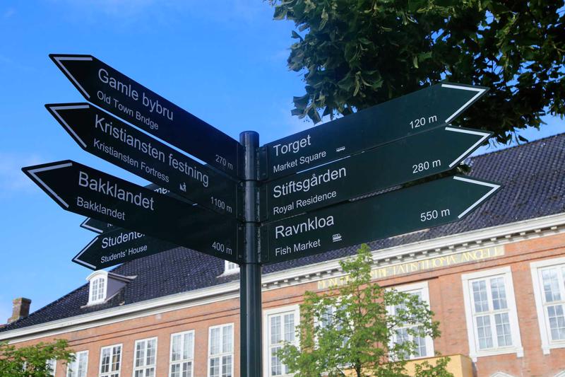 Norādes uz dažādiem tūrisma objektiem Tronheimas pilsētas centrā norvēģu un angļu valodā. Norvēģija, 2016. gads.