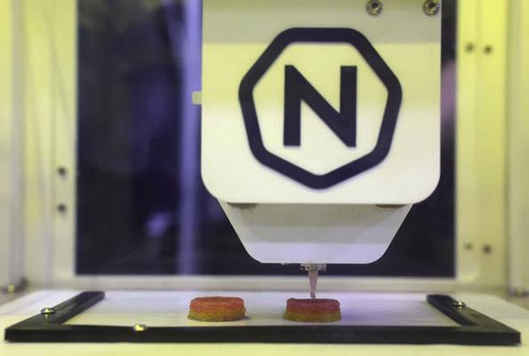 3D printeris drukā personalizējamu uztura bagātinātāju SkinStacks ādas veselības veicināšanai ar zīmola Neutrogena Skin 360 tehnoloģiju ikgadējā Patērētāju tehnoloģiju izstādē Lasvegasā. ASV, 03.01.2023.