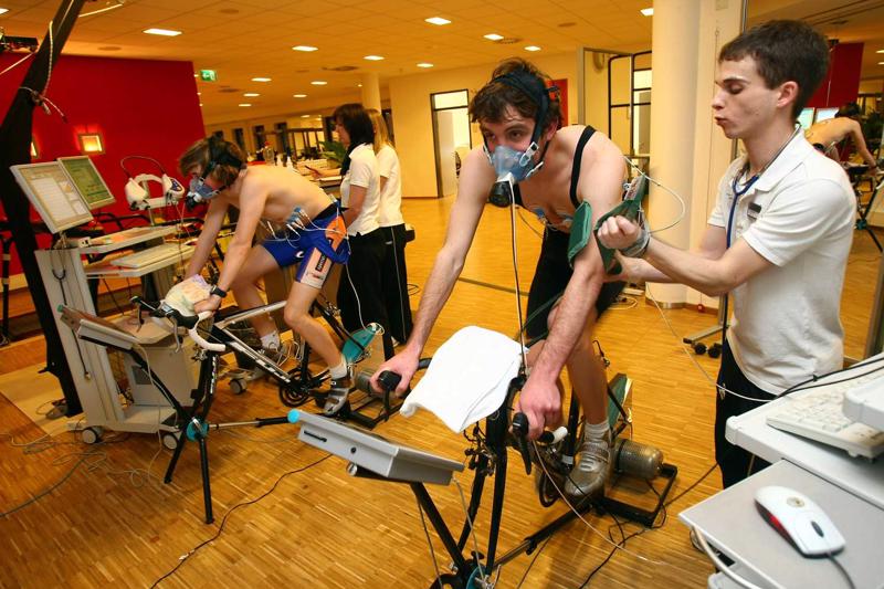 Medicīnas diagnostikas speciālists pārbauda triatlonista asinsspiedienu triatlonistu sporta veiktspējas diagnostikas laikā Medicos Auf Schalke rehabilitācijas, fitnesa un labsajūtas centrā. Gelzenkirhene, Vācija, 12.03.2009.