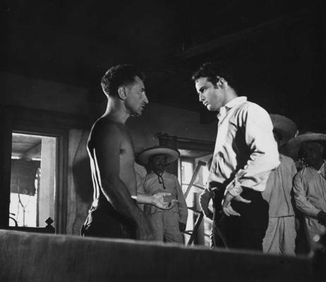 Režisors Elija Kazans (no kreisās) filmēšanas laukumā dod norādes aktierim Marlonam Brando, kurš atveido Emiljano Zapatu filmā "Viva Zapata!". 1952. gads.