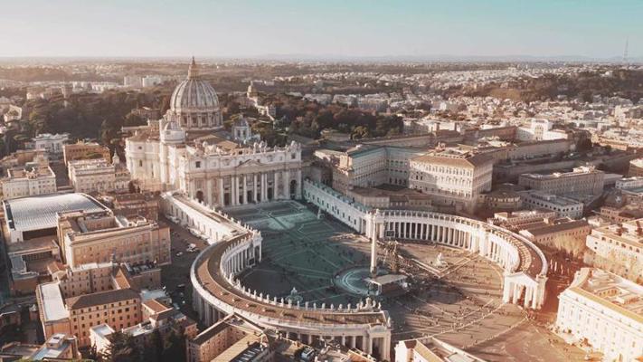 Romā Sv. Pētera bazilika (Basilica di San Pietro in Vaticano, 1506–1615) iemieso renesanses, savukārt Sv. Pētera laukums (Piazza San Pietro, 1656–1667) – baroka harmonijas ideālus. Vatikāns, 2019. gads.