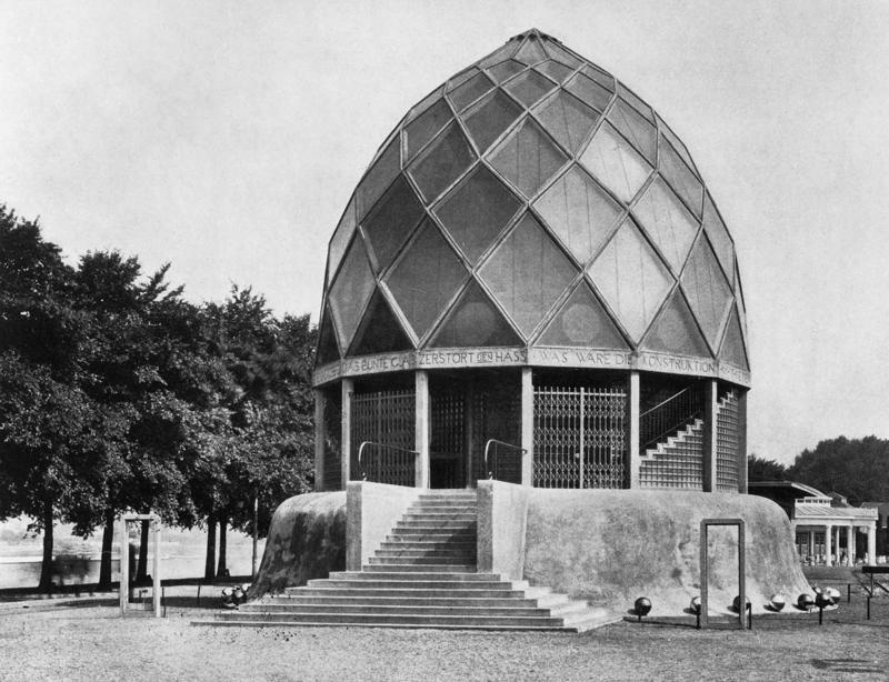 Bruno Tauta projektētais Stikla paviljons apvienības Deutscher Werkbund 1914. gada izstādē Ķelnē.