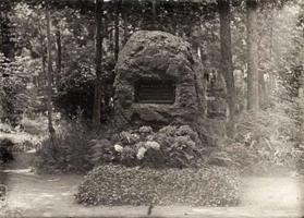 Garlība Merķela kapa piemineklis Katlakalna kapos. Ķekavas pagasts, 20. gs. 30. gadi.
