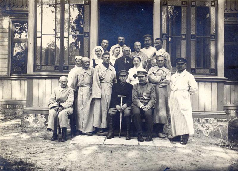 Latvijas armijas karavīri un Ķemeru sanatorijas medicīnas personāls. Pirmajā rindā pirmais no labās pulkvedis Pēteris Sniķers, 1920. gads.