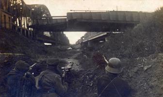 Latvijas armijas karavīri ierakumos pie Dzelzs tilta. 10.–11.1919.