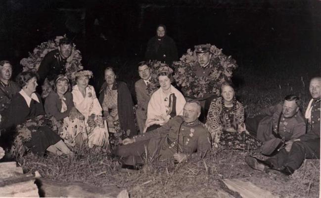 Pulkvedis Vilis Spandegs ar 2. Ventspils kājnieku pulka virsniekiem un viņu sievām Jāņos. 20. gs. 30. gadu sākums.