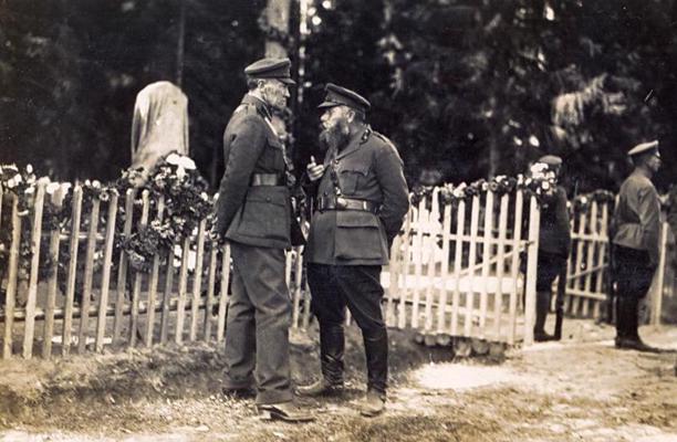 Ģenerālis Jānis Balodis un pulkvedis Krišs Ķūķis Oskara Kalpaka pieminekļa atklāšanas pasākumā Airītēs. 1922. gads.