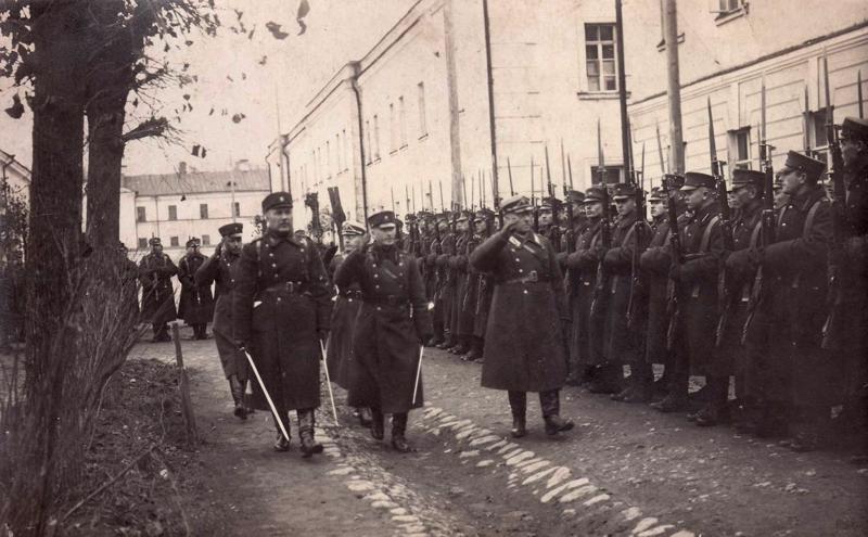 Parāde par godu pieminekļa atklāšanai kritušajiem Latvijas armijas 10. Aizputes kājnieku pulka un bijušajiem 1. Latvijas strēlnieku bataljona karavīriem. Daugavpils cietoksnis, 14.11.1924.