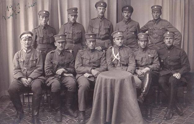 Pirmās latviešu atsevišķās brigādes štābs. Pirmajā rindā otrais no kreisās – štāba priekšnieks kapteinis Ludvigs Bolšteins. 1919. gads.