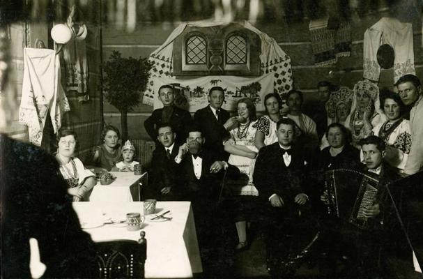 Rīgas sokolu biedrība "Russkaja sokoļņa" labdarības pasākumā Amatnieku biedrības namā. 1935. gads.