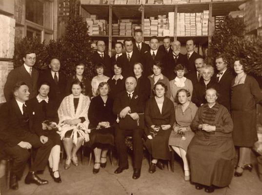 Ansis Gulbis savas firmas darbinieku un līdzstrādnieku vidū. Rīga, 1928. gads.