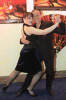 Argentīnas tango dejotājs un horeogrāfs Huans Karloss Kopess (Juan Carlos Copes) kopā ar meitu Žuānu (Joana) režisora Karlosa Sauras filmas "Tango" pirmizrādē. Minhene, Vācija, 27.10.1998.