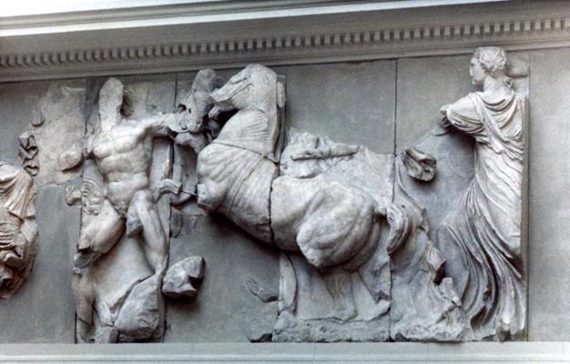 Frīzes detaļa no Pergamas altāra attēlo Hēliju ar zirgu, 180.–159. gads p. m. ē. Pergamas muzejs Berlīnē.