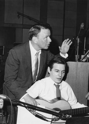 Frenks Sinatra un Antoniu Karlušs Žobims ierakstu studijā, ap 1967. gadu.