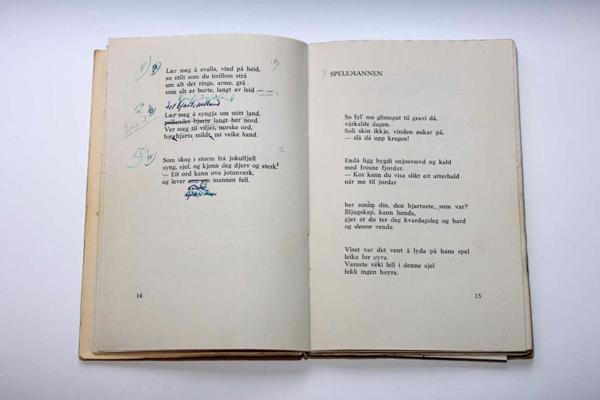 Ūlava Heuges (Olav Håkonson Hauge) dzejoļu krājuma "Ogles pelnos" (Glør i oska) pirmais izdevums jaunnorvēģu valodā ar autora labojumiem. 