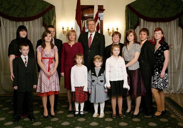Daudzbērnu ģimene pieņemšanā pie Valsts prezidenta Valda Zatlera ar kundzi Lilitu Zatleri. Rīga, 2011. gads.