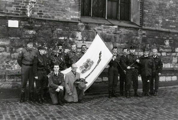 Rīgas pilsētas Centra rajona 11. Zemessardzes bataljona zemessargi pēc bataljona karoga iesvētīšanas. 1992. gada decembris.