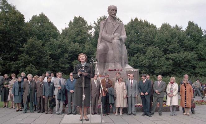 Dzejniece Lija Brīdaka uzstājas Dzejas dienās Komunāru laukumā (tagad Esplanādē). Rīga, 1985. gads.