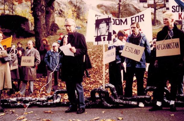 Uldis Ģērmanis protesta demonstrācijā pie PSRS vēstniecības. Stokholma, 07.11.1987.