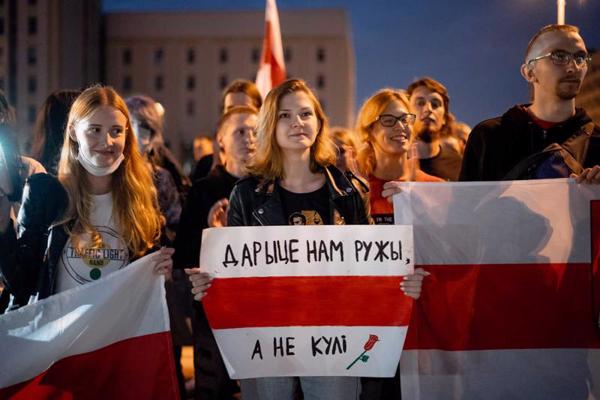 Baltkrievijas iedzīvotāji piedalās miermīlīgā protestā pēc Baltkrievijas prezidenta vēlēšanām. Uz plakāta rakstīts baltkrievu valodā "Dāvājiet mums rozes, nevis lodes". Minska, Baltkrievija, 21.08.2020.