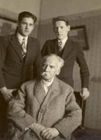 Ernests Felsbergs ar dēliem Albertu (no kreisās) un Aleksandru. Rīga, 1928. gads.