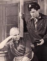 Lilija Žvīgule Annas Ugālnieces lomā un A. Bērziņš Viļņa lomā Gunāra Priedes lugas "Lai arī rudens" iestudējumā, 1956. gads.