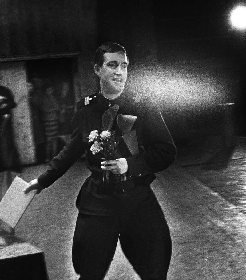 Ansambļa "Zvaigznīte" vadītājs Uldis Stabulnieks saņem galveno balvu festivālā "Liepājas dzintars". Liepāja, 1967. gads.