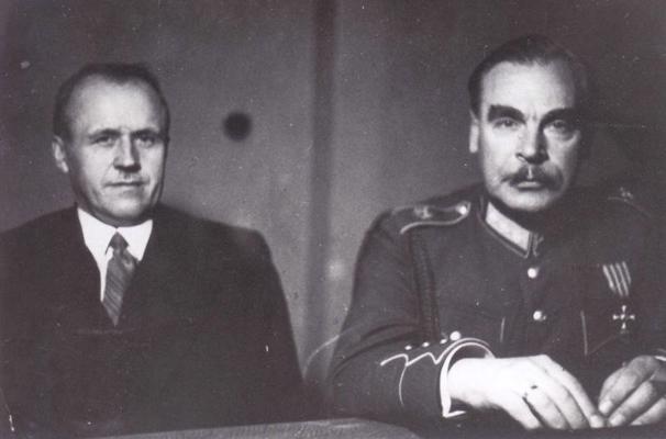 No kreisās: pulkvedis Eduards Laimiņš un ģenerālis Mārtiņš Hartmanis. 20. gs. 30. gadi.