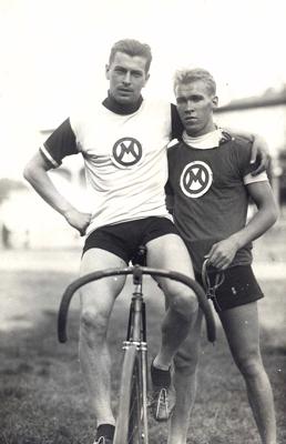 Sporta biedrības "Marss" pārstāvji, riteņbraucēji Roberts Plūme (no kreisās) un Herberts Martinsons. 20. gs. sākums.