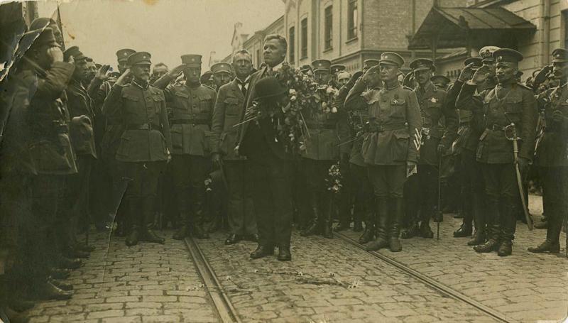Latvijas Pagaidu valdības atgriešanās Rīgā 08.07.1919. Sagaidītāju vidū ģenerālis Dāvids Sīmansons: centrā pirmais no kreisās.