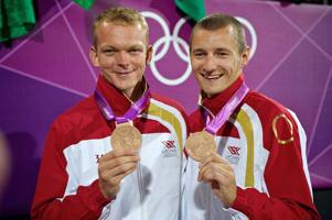 Jānis Šmēdiņš (no kreisās) un Mārtiņš Pļaviņš ar Londonas olimpiskajās spēlēs izcīnītajām bronzas medaļām. 2012. gads.