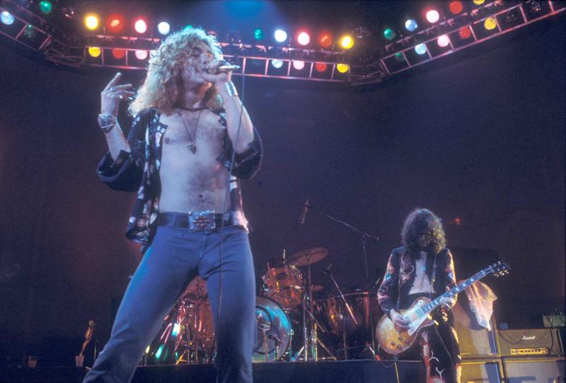 Priekšplānā Roberts Plānts, pa labi Džimijs Peidžs no grupas Led Zeppelin. Londona, 05.1975.