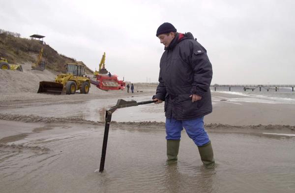 Baltijas jūras piekrastes pilsētas Rērikas pludmalē ar speciālas ierīces palīdzību tiek meklētas Otrā pasaules kara munīcijas atliekas. Vācija, 08.02.2000.