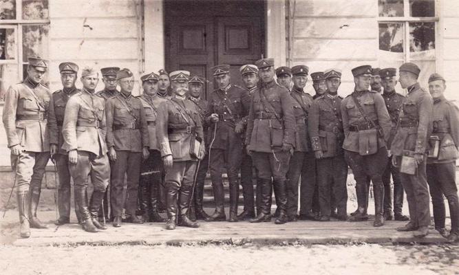 Kara akadēmisko kursu klausītāji, pasniedzēji un ģenerālis Jānis Buivids, 1928. gads.