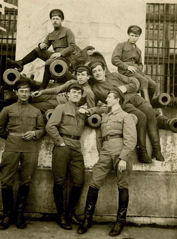 Latviešu strēlnieku padomju divīzijas 9. pulka strēlnieki Kremlī. Maskava, 1918. gads.