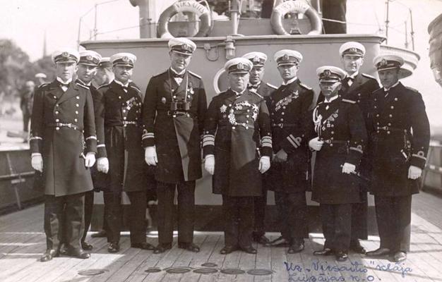 Jūras krastu aizsardzības eskadras augstākie virsnieki uz karakuģa "Virsaitis" klāja. 1929.–1931. gads.